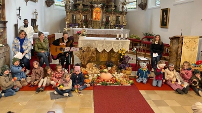 Zum Minigottesdienst versammelten sich zahlreiche Kinder in der Klosterkirche. Im Mittelpunkt stand das Erntedankfest. (Bild: Georg Hirmer)