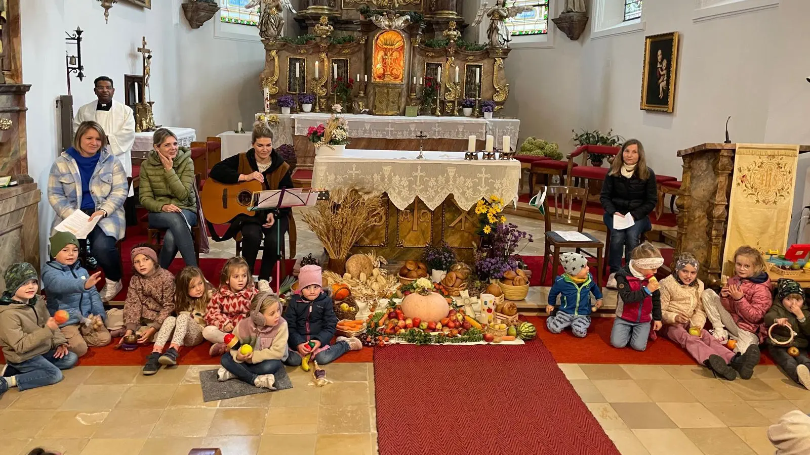 Zum Minigottesdienst versammelten sich zahlreiche Kinder in der Klosterkirche. Im Mittelpunkt stand das Erntedankfest. (Bild: Georg Hirmer)