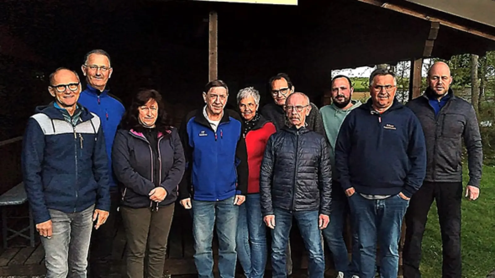 Nachdem das Schild montiert war stellten sich die Eisstockschützen zum Erinnerungsfoto mit Manfred Schabner 4. v. l.  (Bild: Franz Heinrich )