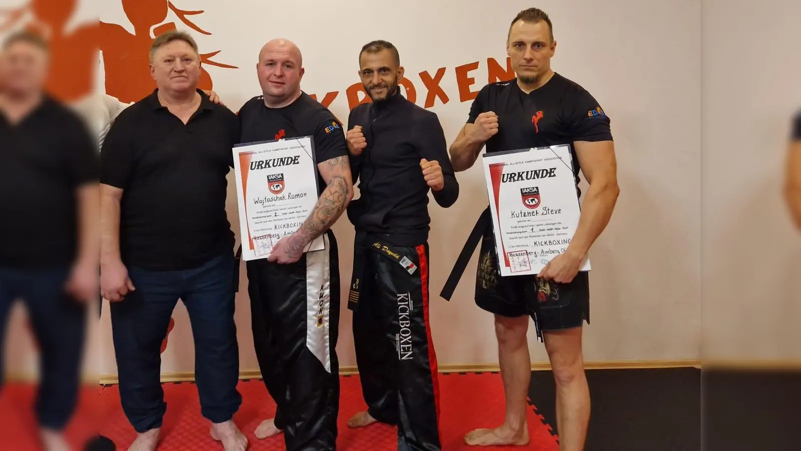Von links; Walter Stiphanie (Präsident von BKO und IAKSA), Roman Wojtoschnek (2. DAN), Ali Dayekh und Steve Kutzner (1.DAN) (Bild: Bernadette Haller )