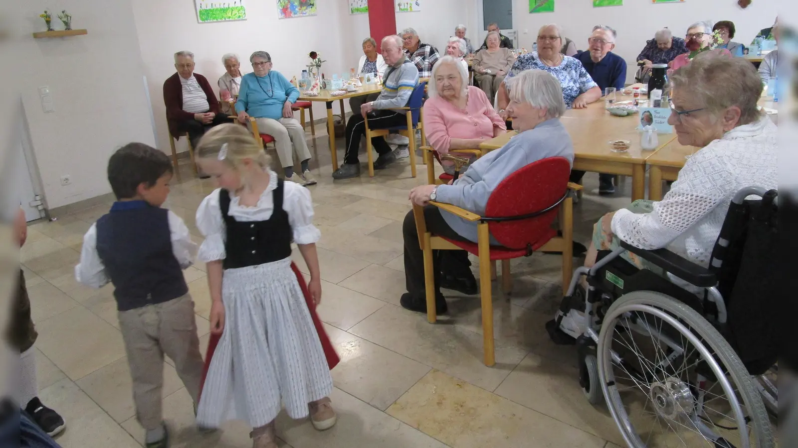 Auftritt der „Zwergerlgruppe“ des Trachtenvereins Hirschau im Caritas-Altenheim Marienheim. (Bild: Daniela Donhauser)