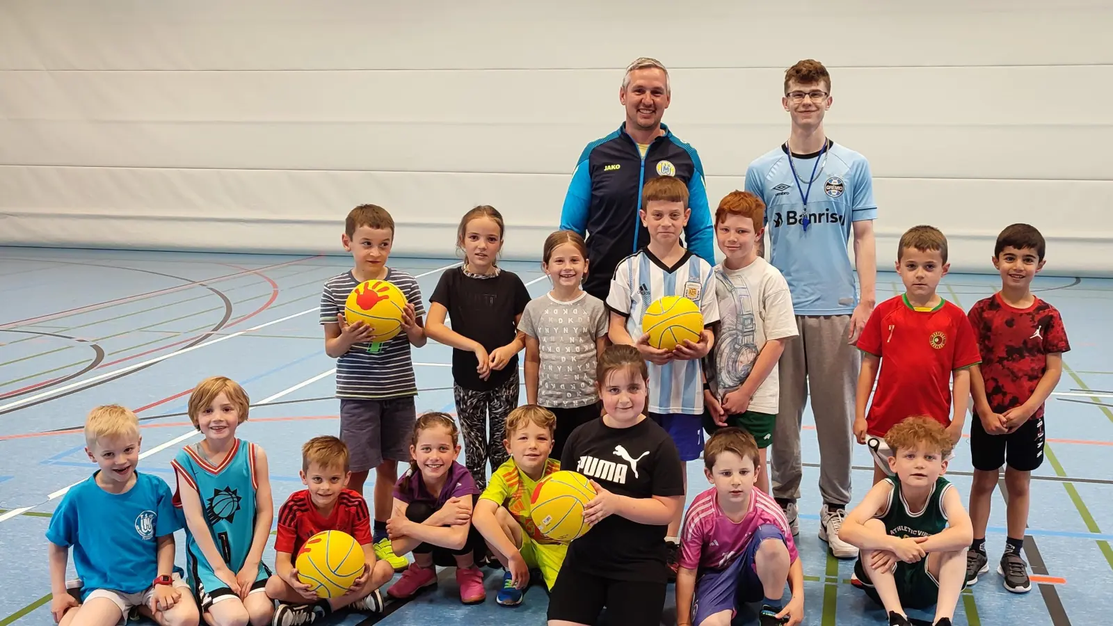 2. Vorsitzender der TSG Andreas Solter mit Trainer Gustavo Trentini und seinem Basketball Nachwuchs (Bild: Benjamin Koppmann )