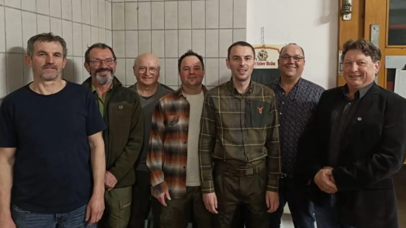 Vorstandschaft mit Jagdpächter Nord / Süd, v.l. 2.Vorstand: Andreas Heinrich, Jagdpächter Bogen Süd: Josef Luber, Jagdpächter Bogen Süd: Richard Götz, Beisitzer: Michael Schönberger, Neuer Jagdpächter Bogen Nord: Sebastian Weigert, 1.Vorstand: Ägidius Viehauser, 2.Bgm: Andreas Altmann. (Bild: Ägidius Viehauser)