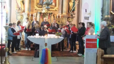 Die feierliche Stunde des Abendlobs in der Pittersberger Nikolauskirche. Der Kirchenchor auf den Stufen des Altars.  (Bild: Michael Götz)