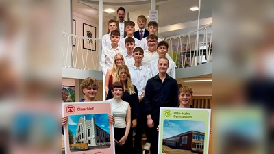 Das P-Seminar Geschichte des Otto-Hahn-Gymnasiums präsentierte MAK4 – das Rawetzer Quartett. Ähnlich dem bekannten Autoquartett geht es darum, Marktredwitzer Gebäude anhand bestimmter Kategorien wie Höhe, Fläche, Fensteranzahl zu vergleichen.  (Bild:  Sebastian Macht )
