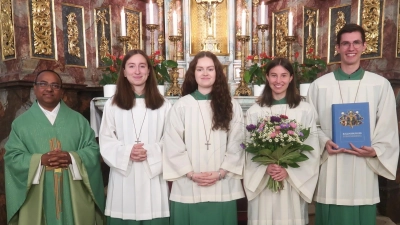 Stadtpfarrer Hrudaya Madanu verabschiedet die beiden langjährigen Ministranten Lukas und Marie Schöpf (rechts) und freut sich auf die Zusammenarbeit mit den neuen Oberministrantinnen Lena Lindner (links) und Hannah Zeitler.  (Bild: Rosi Hasenstab)