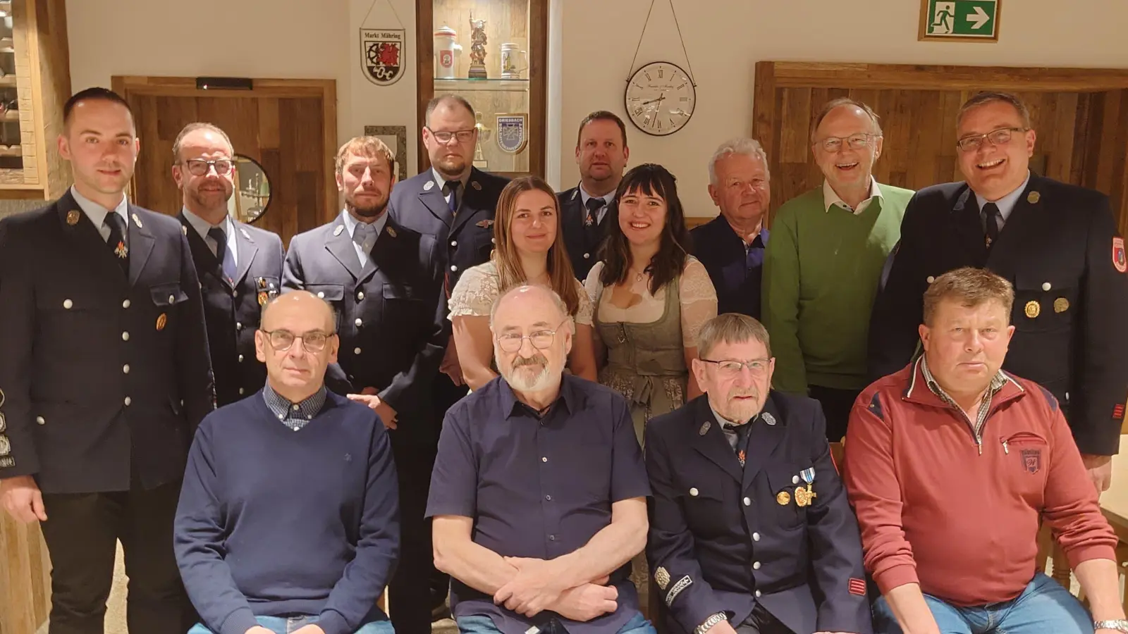Ein Teil der geehrten Mitglieder, sowie den Vorständen David Riedl und Tobias Schön (erster und zweiter von Links) und 2. Bürgermeister German Hartmann (rechts). (Bild: Jakob Czepa)
