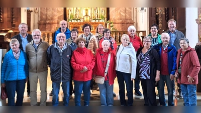 die Teilnehmer an der Halbtagesfahrt im Atarraum der Klosterkirche; (3.von links) Vorsitzender Stefan Herzog (Bild: Norbert Weis)