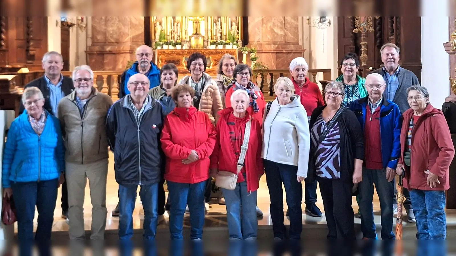 die Teilnehmer an der Halbtagesfahrt im Atarraum der Klosterkirche; (3.von links) Vorsitzender Stefan Herzog (Bild: Norbert Weis)