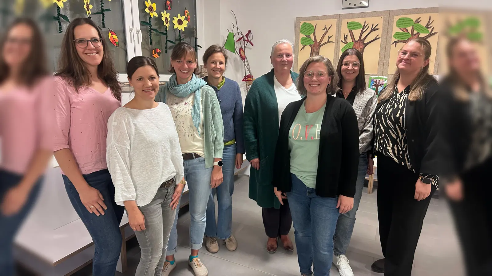 Der Elternbeirat 2025/2026 der Wolfgang-Caspar-Printz Grundschule Waldthurn mit der Vorsitzenden Vanessa Ertl (rechts), Stellvertreterin Sabine Bauer (Dritte von links) und Schriftführerin Lucia Steiger (Zweite von links).<br>Weiter im Bild: Anja Förster (links), Barbara Völkl (Vierte von links), Rektorin Carina Hartwig (Vierte von rechts), Stefanie Greger (Dritte von rechts) und Andrea Graf (Zweite von rechts).<br> (Bild: Carina Hartwig)