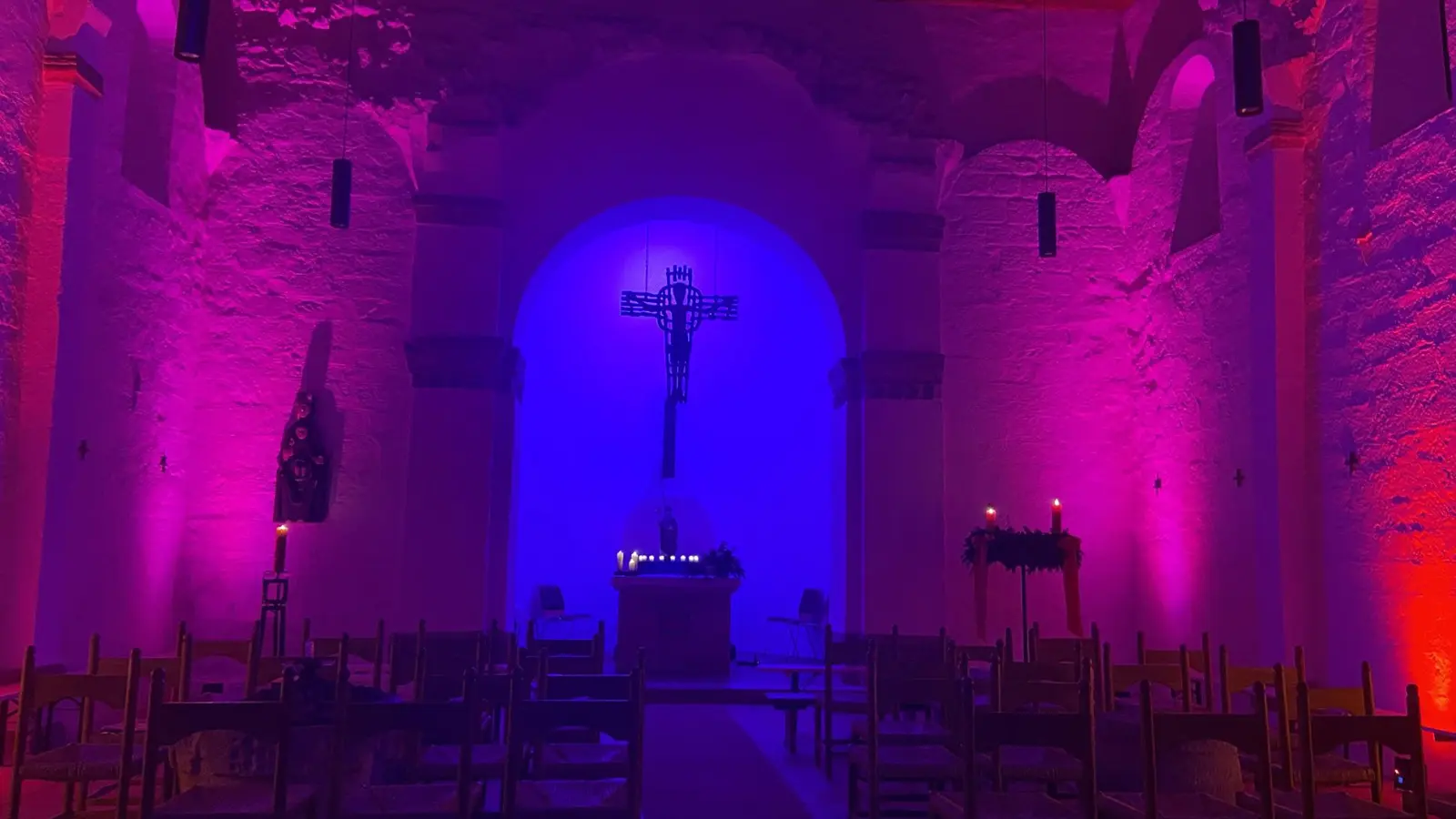 Am Rande des Nikolausspaziergang des OWV Nabburg gewährte die wunderschöne Beleuchtung in der Nikolauskirche Nabburg besondere Einblicke. (Bild: Hans Rachwalik)