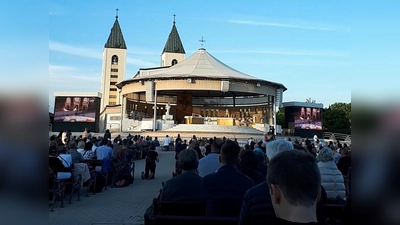internationaler Gottesdienst am Abend (Bild: Elfriede Schwarzmeier)