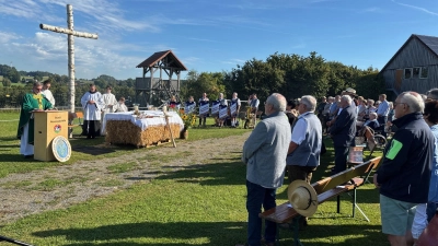 Unter dem Birkenkreuz versammelten sich hunderte Gottesdienstbesucher am Harlesberg. (Bild: Bernhard Knauer)