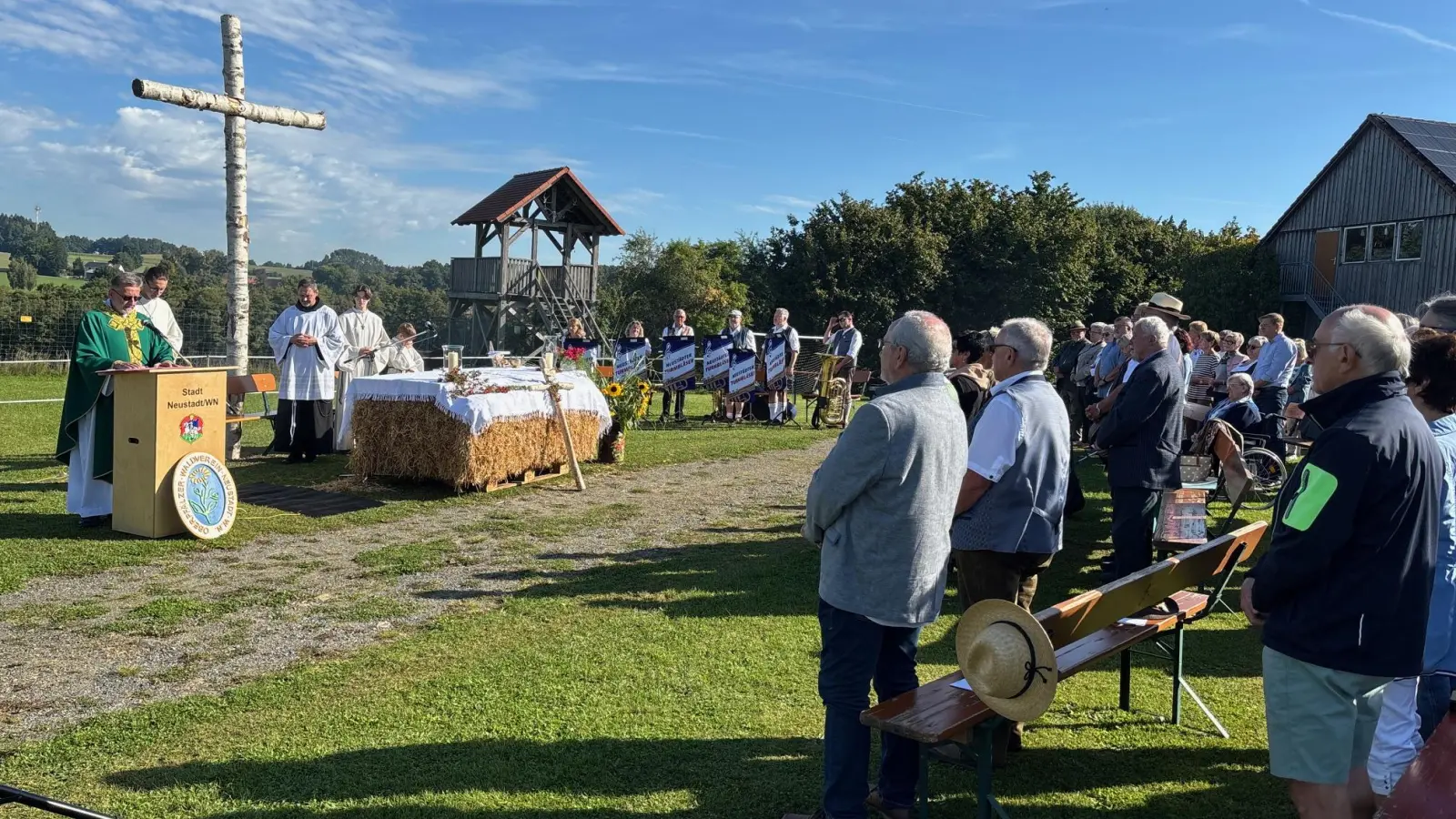 Unter dem Birkenkreuz versammelten sich hunderte Gottesdienstbesucher am Harlesberg. (Bild: Bernhard Knauer)