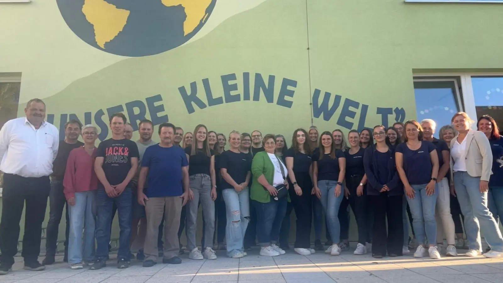 Bürgermeister, Stadträte sowie das Kinderhausteam „Unsere kleine Welt” Bärnau. (Bild: Felicitas Gleißner)