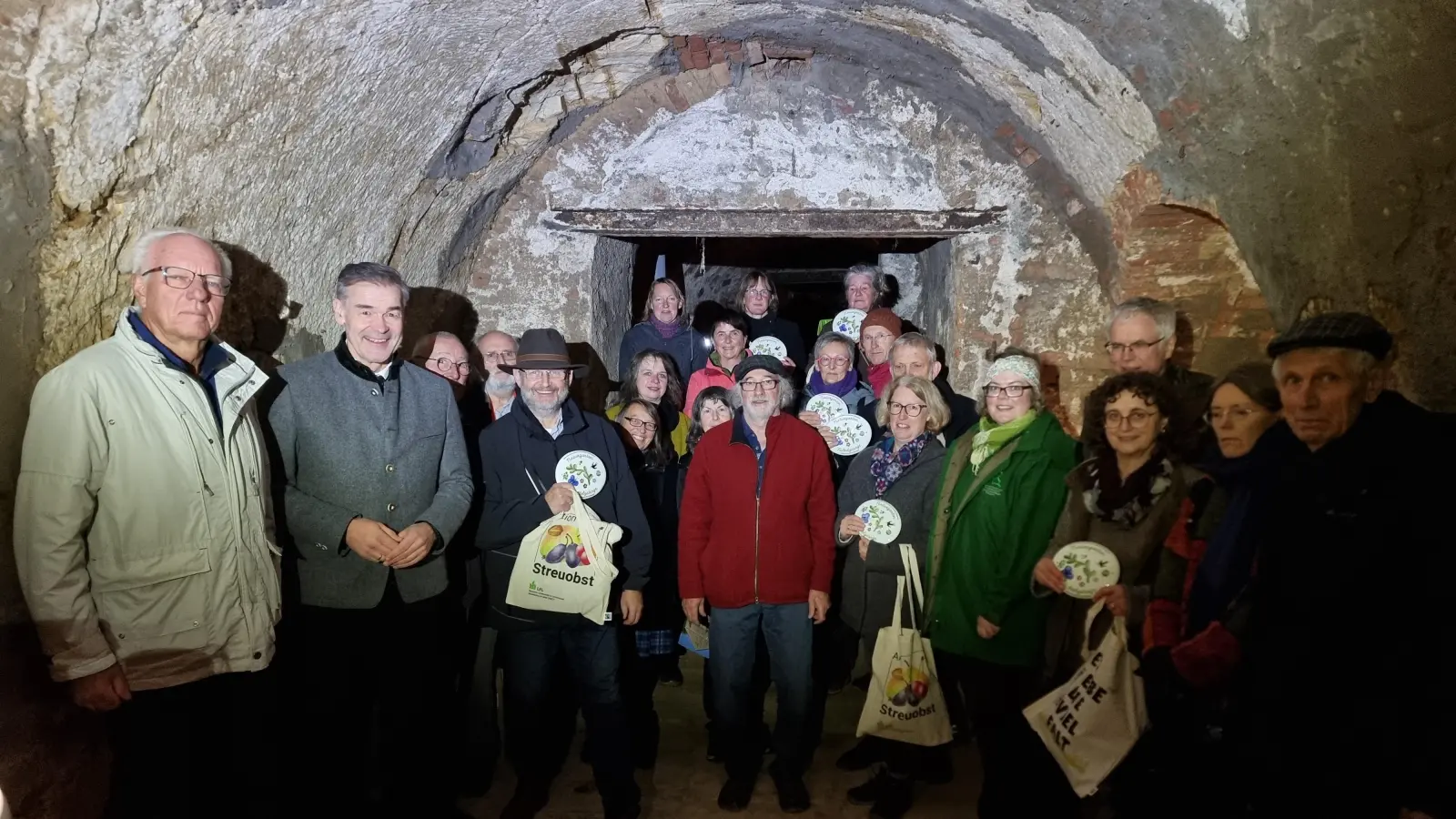 Landrat Peter Berek überreichte den stolzen Gartenbesitzerinnen und -besitzern ihre Plaketten gemeinsam mit einem praktischen Gärtnerhut und bedankte sich bei der Jury mit einem Fledermaus-Sommerhäuschen für ihren Einsatz. Bei einem Gläschen Apfel-Holunder-Secco wurde anschließend noch gefachsimpelt und die angrenzenden Keller erkundet. (Bild: Claudia Büttner)