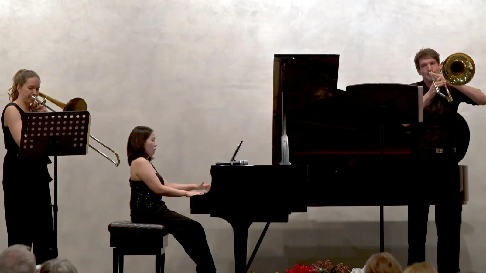 Ann-Catherina Strehmel (Posaune, links), Eun Séverine Kim (am Flügel) und Leonard Kutsch (Baßposaune) sind das Sélean-Trio. (Bild: Achim Groth)