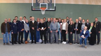 Ehrenamtsträger, Vereinsvorstände und junge Meister gemeinsam mit den drei Schönseer Bürgermeistern beim Ehrenamtsabend (Bild: Nicole Rochelt)