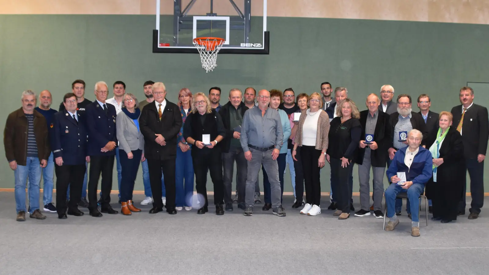 Ehrenamtsträger, Vereinsvorstände und junge Meister gemeinsam mit den drei Schönseer Bürgermeistern beim Ehrenamtsabend (Bild: Nicole Rochelt)