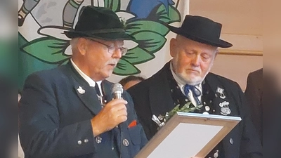 Günter Frey (li) überreichte an Georg Spandl die Urkunde. (Bild: Johann Siegert)