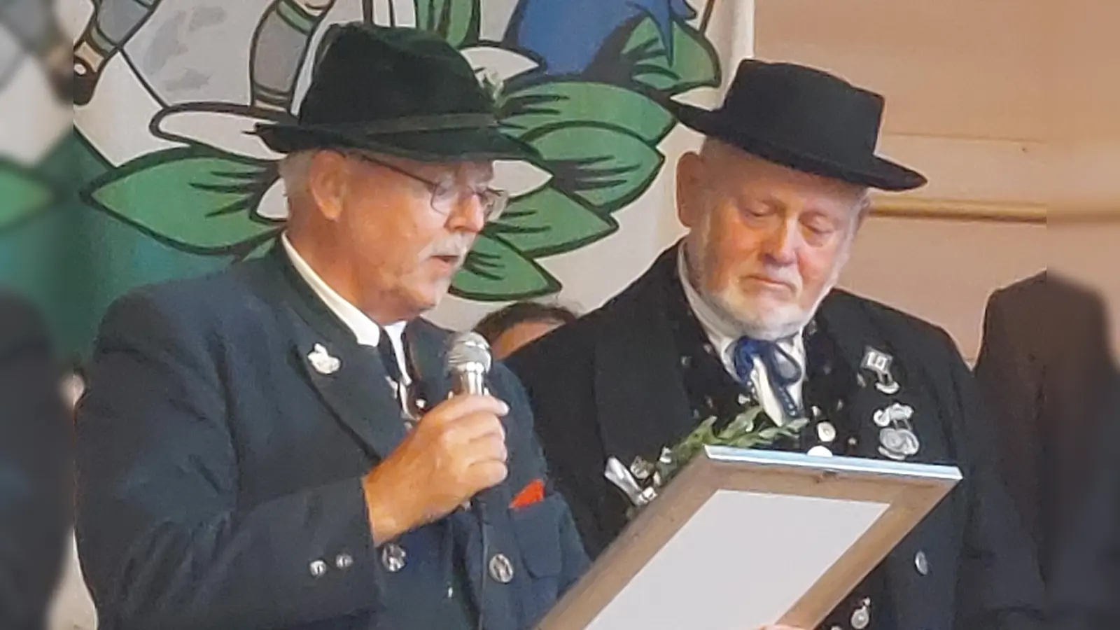 Günter Frey (li) überreichte an Georg Spandl die Urkunde. (Bild: Johann Siegert)