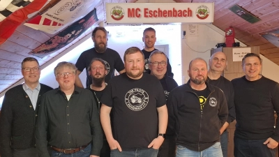Die neu gewählte Vorstandschaft um 1. Vorsitzenden Sebastian Wohlrab (vorne Mitte) mit 1. Bürgermeister Marcus Gradl (rechts), den beiden Stadtverbandsvorsitzenden Peter Teschke und Michael König (links). (Bild: Petra Märkl)