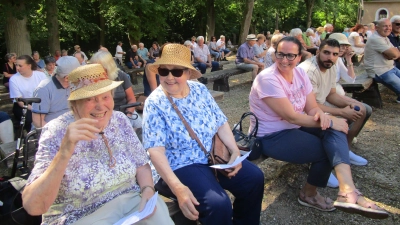 Die Bewohnerinnen des Caritas-Marienheims genossen am Bergfest die Hl. Messe unter freiem Himmel (Bild: Daniela Donhauser)