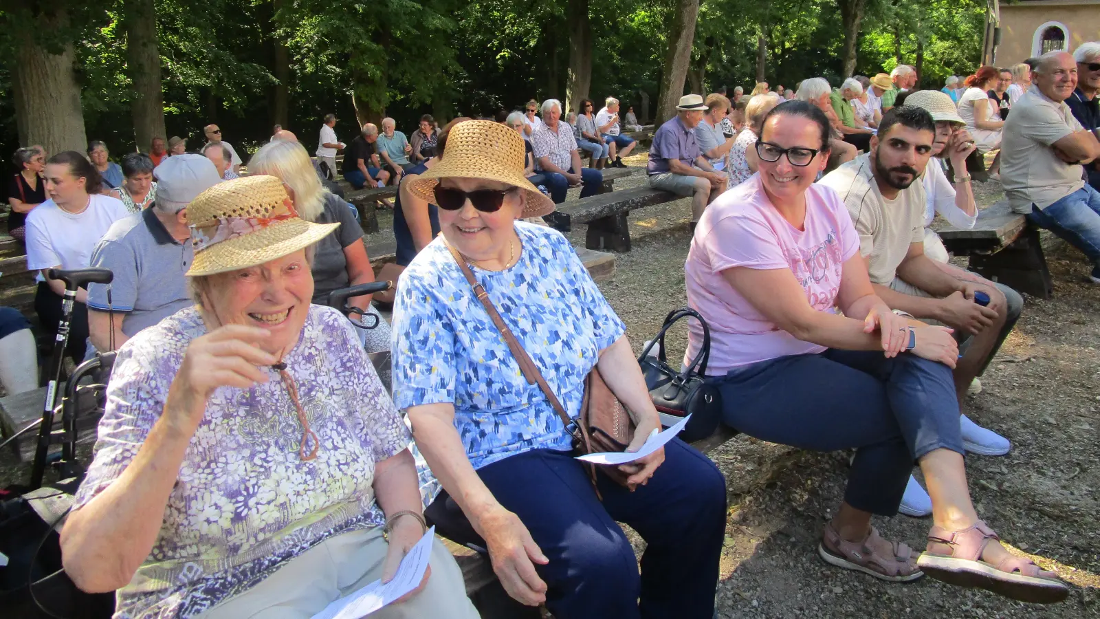 Die Bewohnerinnen des Caritas-Marienheims genossen am Bergfest die Hl. Messe unter freiem Himmel (Bild: Daniela Donhauser)