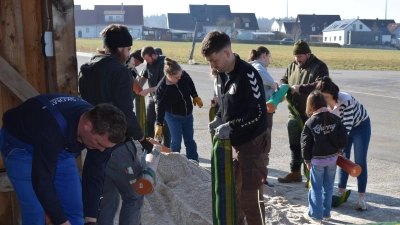 Sogar das Wetter meinte es gut mit den „Sandsack-Verfüllern”. Links Bürgermeisterkandidat Roland Lutz. (Bild: Elfriede Winter )