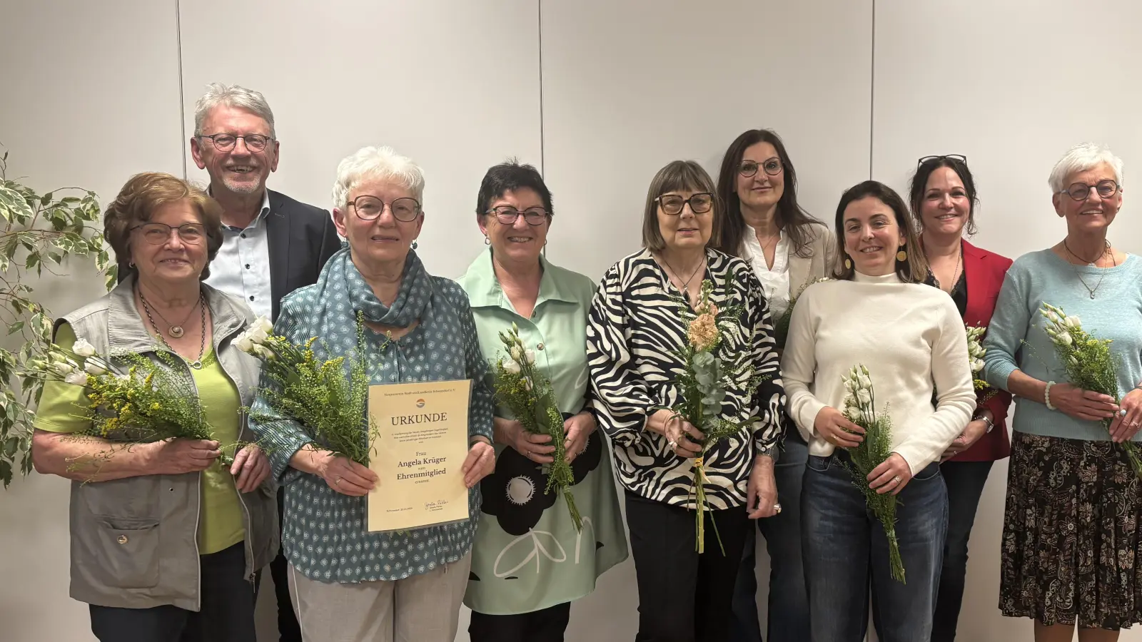 Gisela Pöhler (Mitte), 1. Vorsitzende und Sybille Huber (4. v. r.), 2. Vorsitzende mit den weiteren Vorstandsmitgliedern nach Neuwahl. Angela Krüger (3. v. l.) wurde zum Ehrenmitglied ernannt (Bild: Monika Kagerer)
