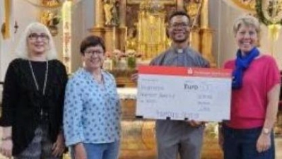 Frauenbundvorsitzende Stefanie Hetz mit Pfarrvikar Dr. Justin Kishimbe sowie Marianne Lebegern und Annerose Stempfle bei der Spendenübergabe (Bild: Stefanie Hetz)
