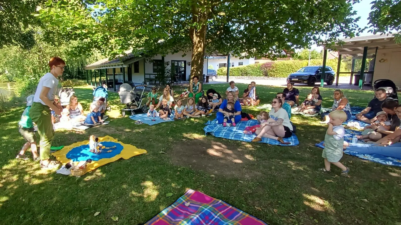 Zahlreiche Familien feierten gemeinsam mit Eltern-Kind-Gruppenleiterin Lisamarie Schmidl (stehend) und Gemeindereferentin Barbara Schlosser (nicht im Bild) eine stimmungsvolle Andacht am Mühlweiher. (Bild: Lisamarie Schmidl)