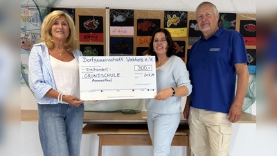 Spende an die Ammerthaler Schule. Links Doris Schmidt, Vorsitzende der Dorfgemeinschaft Viehberg. Daneben Rektorin Andrea Konrad. (Bild: Gerhard Doerfler)