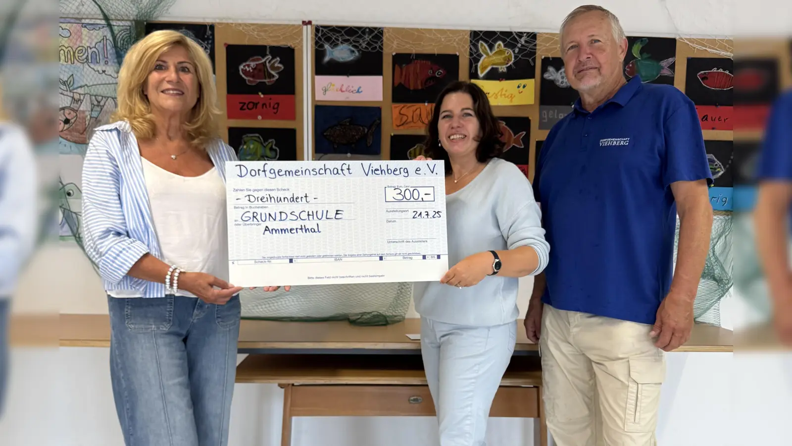 Spende an die Ammerthaler Schule. Links Doris Schmidt, Vorsitzende der Dorfgemeinschaft Viehberg. Daneben Rektorin Andrea Konrad. (Bild: Gerhard Doerfler)