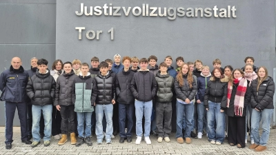 Wieder draußen: Die Schüler des WWG-Zweiges am GMG nach ihrem Besuch des Amtsgerichts. (Bild: Christoph Traub)