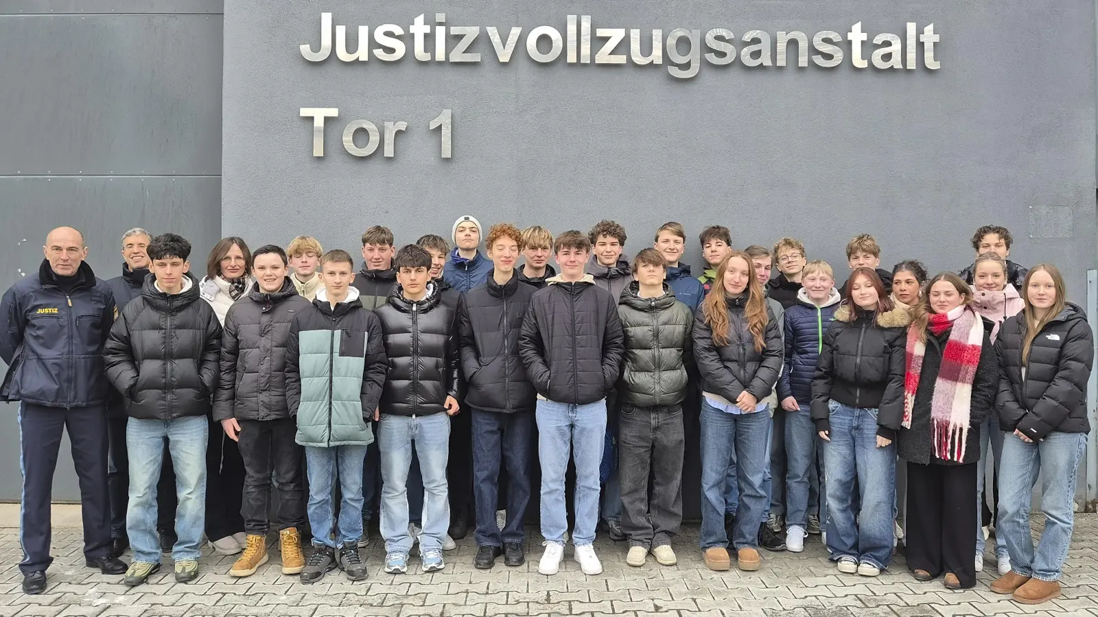 Wieder draußen: Die Schüler des WWG-Zweiges am GMG nach ihrem Besuch des Amtsgerichts. (Bild: Christoph Traub)