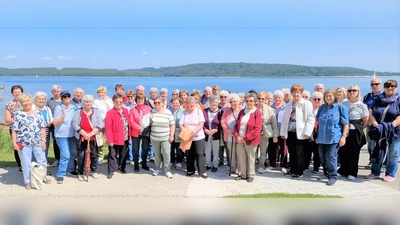 Die lustige Seniorenschar am Brombachsee. Sechster von links: Pfarrer Andreas Hanauer (Bild: Alexandra Bauer)