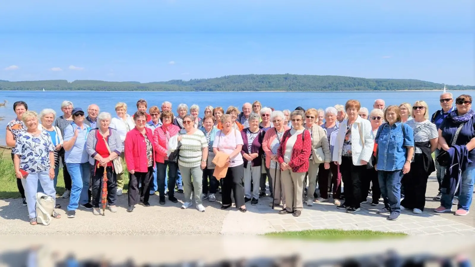 Die lustige Seniorenschar am Brombachsee. Sechster von links: Pfarrer Andreas Hanauer (Bild: Alexandra Bauer)