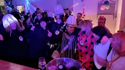 Grandiose Stimmung herrschte beim Weiberfasching der FU, auch wenn die Lampe aus den 70ern ab und zu mal einen Wackelkontakt hatte.  (Bild: Gerald Morgenstern)