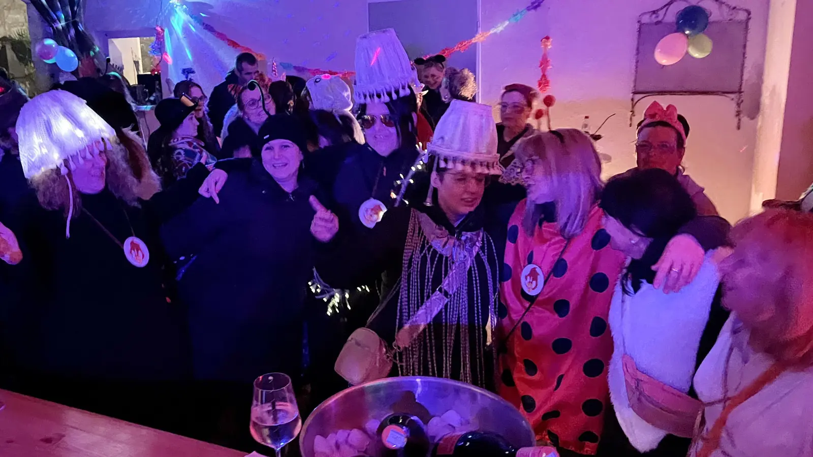 Grandiose Stimmung herrschte beim Weiberfasching der FU, auch wenn die Lampe aus den 70ern ab und zu mal einen Wackelkontakt hatte.  (Bild: Gerald Morgenstern)