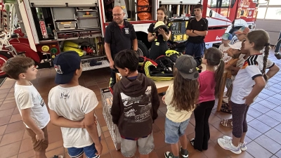 Erklärung der Schutzausrüstung von Feuerwehrleuten. (Bild: Katharina Diertl)