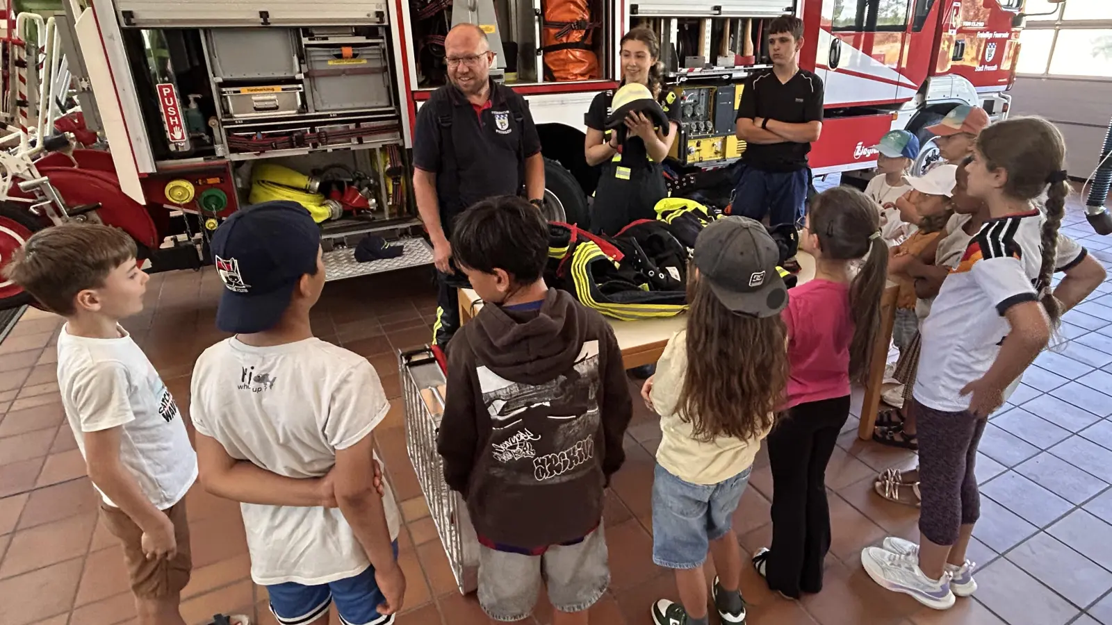 Erklärung der Schutzausrüstung von Feuerwehrleuten. (Bild: Katharina Diertl)