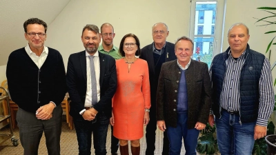 von links nach rechts: Aufsichtsratsvorsitzender Dipl. Kfm. Clemens Link, Rechtsanwalt Rouven Collbatz, Pfr. Manuel Sauer, Dr. Elvira Freifrau von Lindenfels, Bezirkstagsvizepräsident Lothar Höher, Vorstand Diakon Karl Rühl und 2. Vorsitzender Aufsichtsrat Dekan Thomas Guba<br><br> (Bild: Pfarrer Ulrich Gruber)