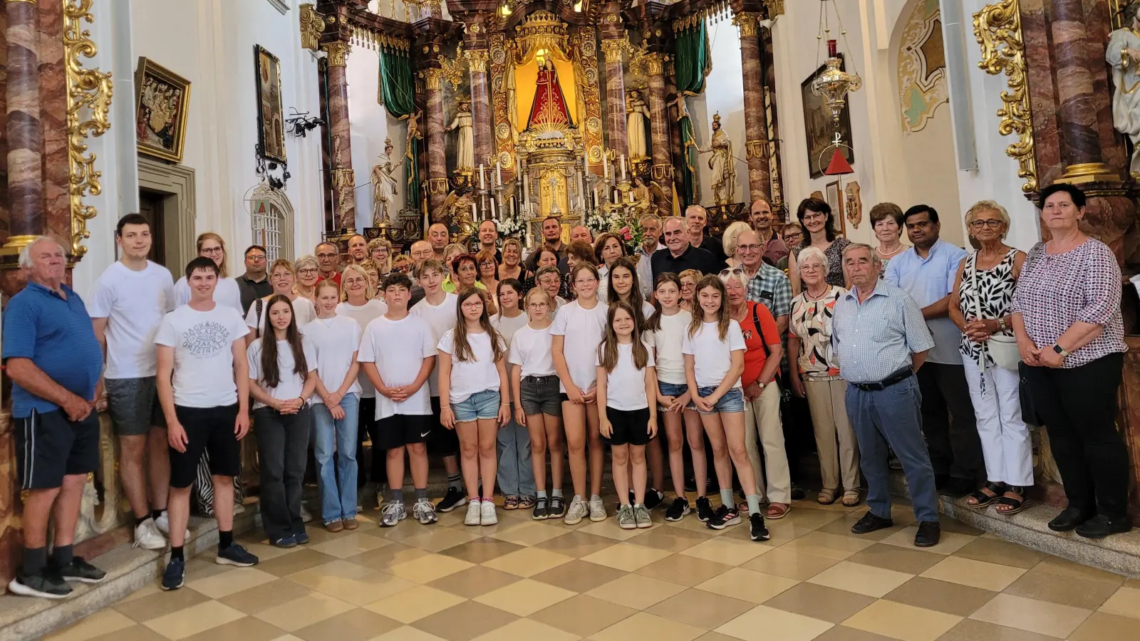 Die Wallfahrer und die Fuchsmühler Ministranten in der Wallfahrtsbasilika Marienweiher (Bild: Simone Greger)
