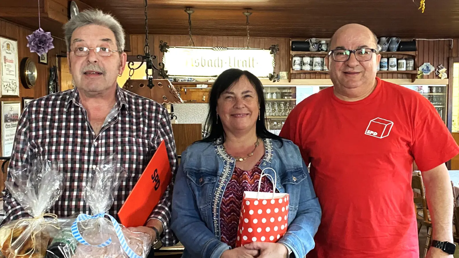 SPD-Ortsvereinsvorstand Mehmet Begen (rechts vorne) dankte seinem Stellvertreter Lothar Pöll für 35 Jahre aktive Parteiarbeit mit einer zünftigen Brotzeitplatte. Begens Gattin Regina erhielt für zehn Jahre Mitgliedschaft eine Präsenttüte. (Bild: Johann Müller)