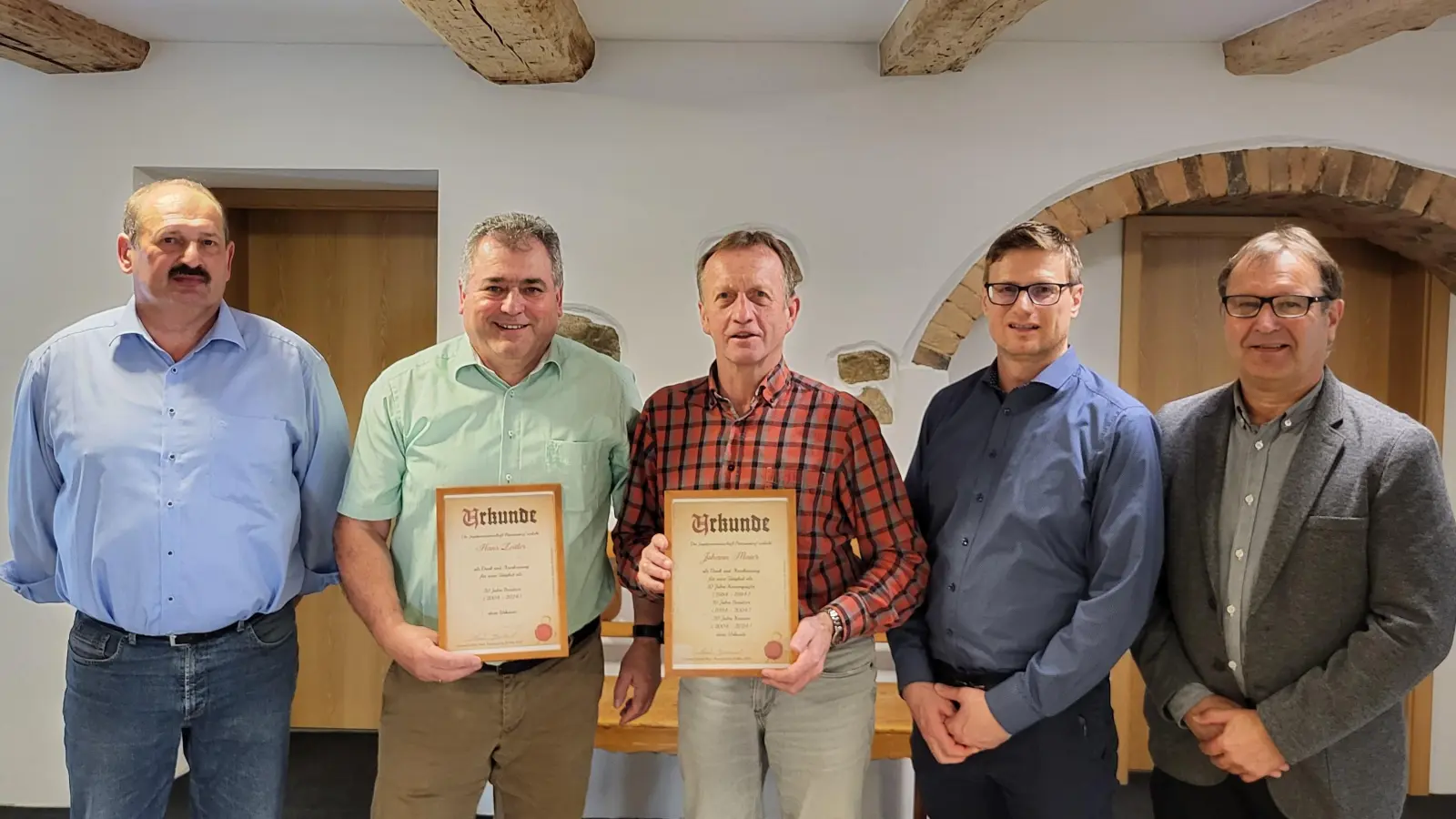 Jagdvorsteher Gerhard Maier, Johann Zeitler, Johann Maier, 2. Jagdvorsteher Robert Zeitler, 3. Bürgermeister Norbert Auer (von links).  (Bild: Armin Lippert)