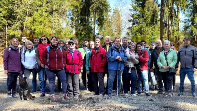 Gruppenbild der Wandergruppe auf der Strecke (Bild: Andreas Thillmann)