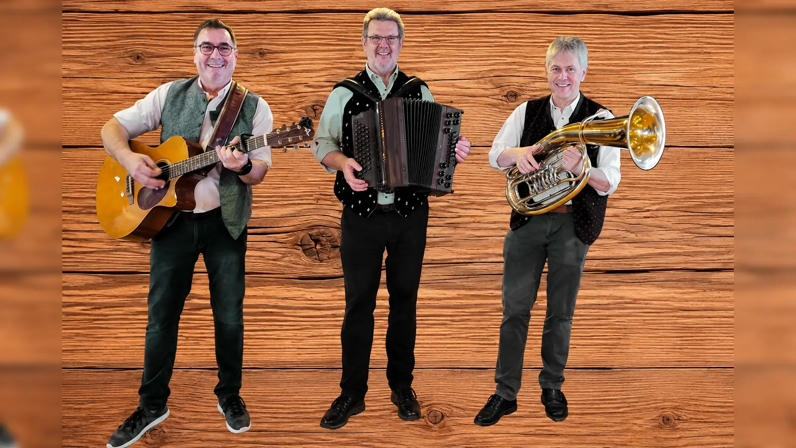 Mit Gitarre, Akkordeon und Blechblasinstrumenten sorgt „Musi &amp; Gsang“ beim Terrassenfest des SPD-Ortsvereins Weiden-Ost/Hammerweg für Live-Musik. und gute Stimmung. Die Musiker von links: Werner Meier, Erwin Hornauer, Franz Völkl. (Bild: Reinhard Kreuzer)