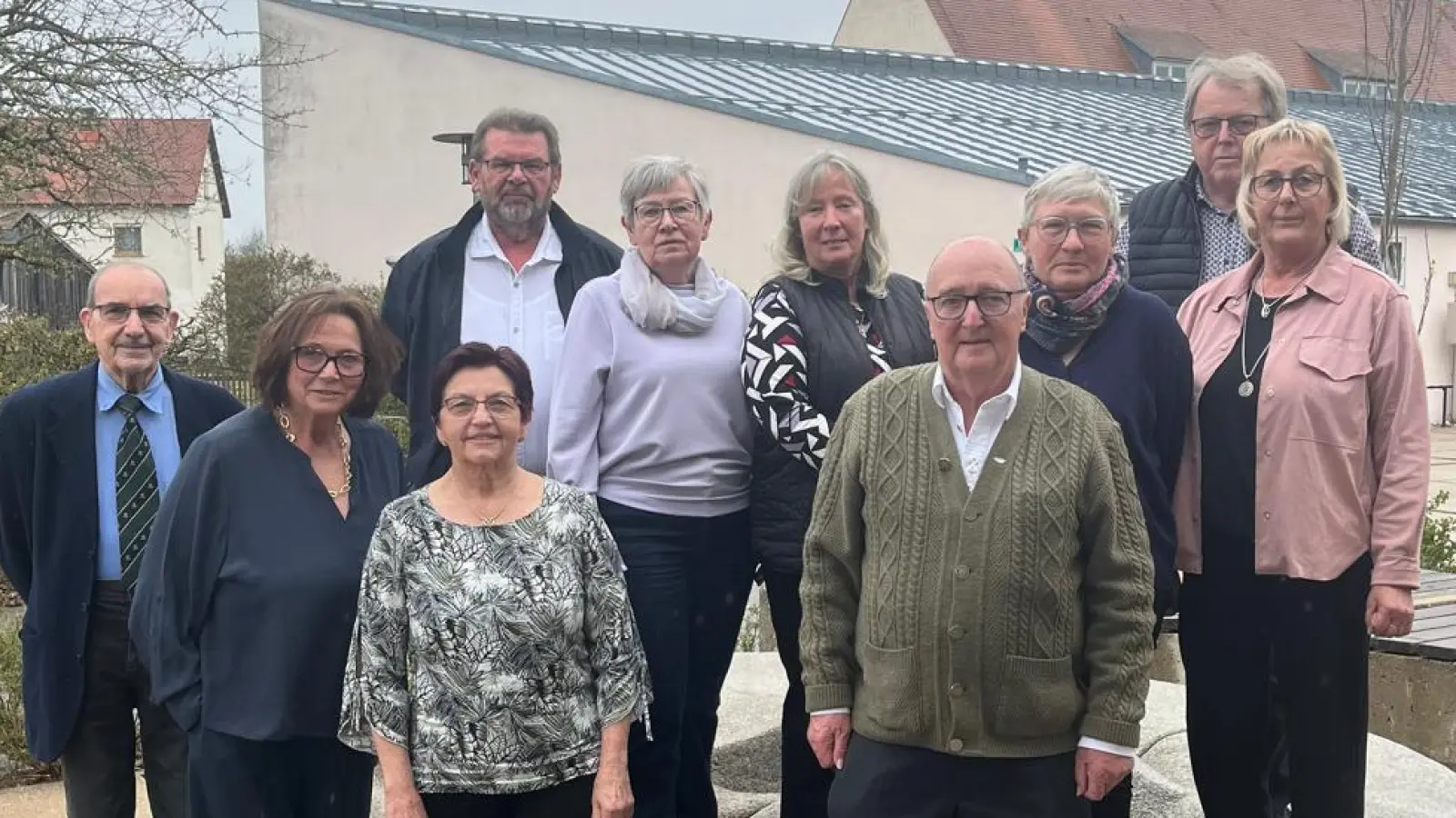 V. l.: Herr Fugmann, Frau Gradl, Frau Liedtke, Herr Wagner; links hinten: Herr Liedtke, Frau Kuppich, Frau Meidinger-Schmid, Frau Kick, Frau Lottner; hinten rechts: Herr Norgauer. (Bild: Noah Liedtke)