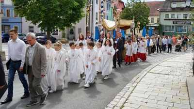 Betend und singend zieht die Fronleichnamsprozession über den Marktplatz von Oberviechtach zum nächsten Altar (Bild: Martin Uschold)